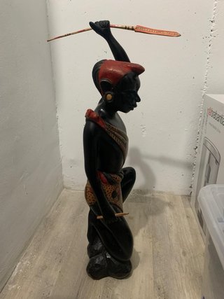 Figura de madera tallada a mano