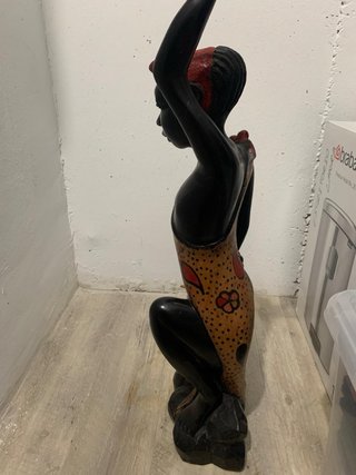 Figura de madera tallada a mano