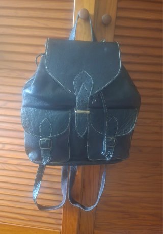 Mochila cuero negra bolsillos