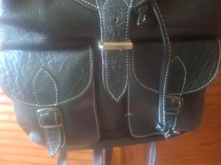 Mochila cuero negra bolsillos