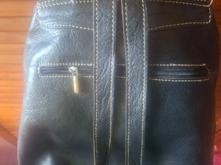 Mochila cuero negra bolsillos