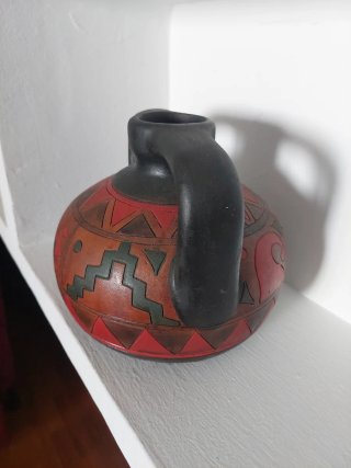 Jarrón de cerámica con asas y diseño étnico