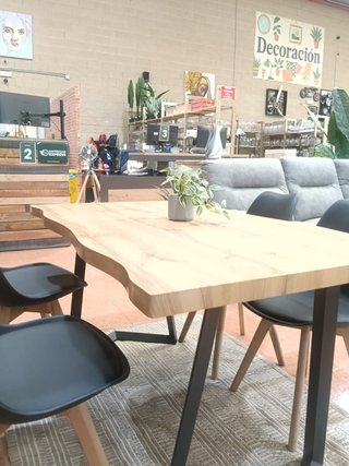Mesa rústica y 4 sillas estilo danés