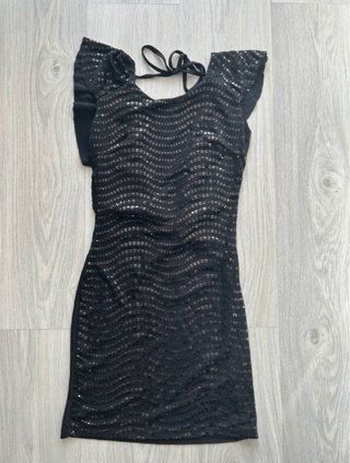Vestido negro con lentejuelas y espalda escotada