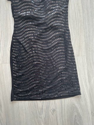 Vestido negro con lentejuelas y espalda escotada