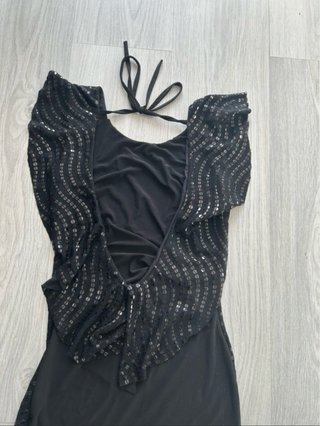 Vestido negro con lentejuelas y espalda escotada