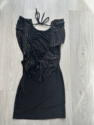 Vestido negro con lentejuelas y espalda escotada