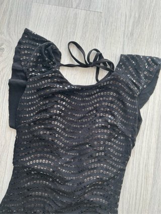 Vestido negro con lentejuelas y espalda escotada