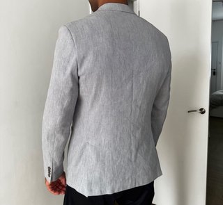 Chaqueta gris con pañuelo naranja
