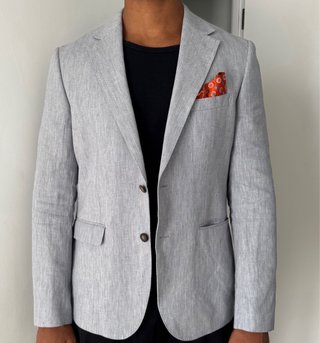 Chaqueta gris con pañuelo naranja
