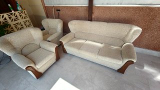Sofá de tela beige y madera