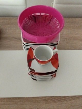 Vajilla 7 platos hondos, 12 platos té, 8 tazas