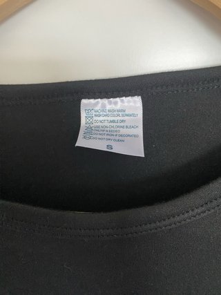 Camiseta negra con estampado de gato