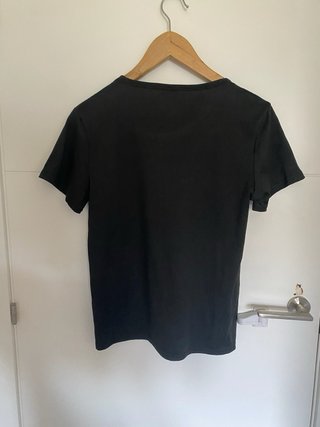 Camiseta negra con estampado de gato