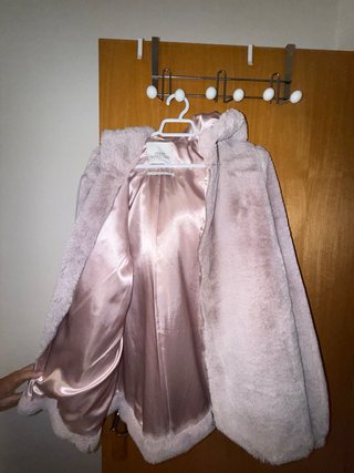 Chaqueta rosa suave con capucha