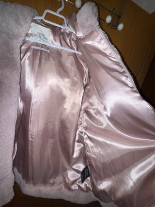 Chaqueta rosa suave con capucha