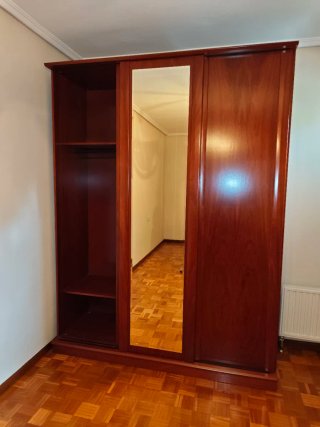 Armario ropero de madera con espejo