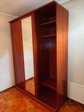 Armario ropero de madera con espejo