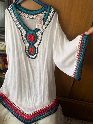 Vestido blanco bordado mangas acampanadas