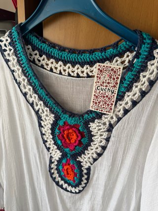 Vestido blanco bordado mangas acampanadas