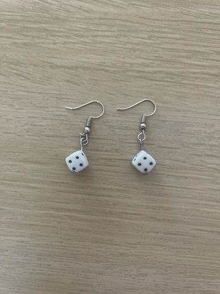 Pendientes de dados blancos estilo Y2K Grunge