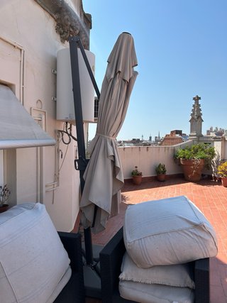 Sombrilla de exterior beige y gris