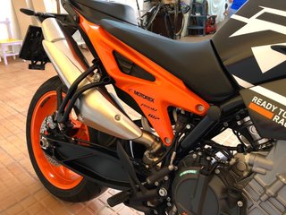 KTM 890 Duke GP Negra y Naranja