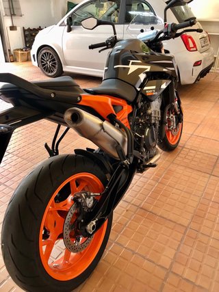 KTM 890 Duke GP Negra y Naranja