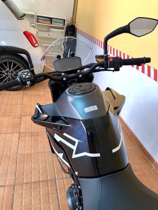 KTM 890 Duke GP Negra y Naranja