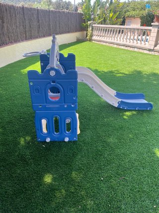 Parque infantil tobogán, columpio y canasta