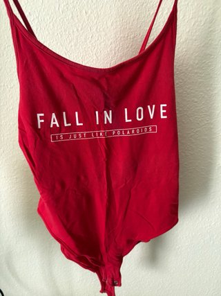 Body rojo con frase Fall in Love