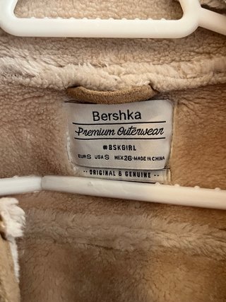Abrigo beige Bershka forro polar.