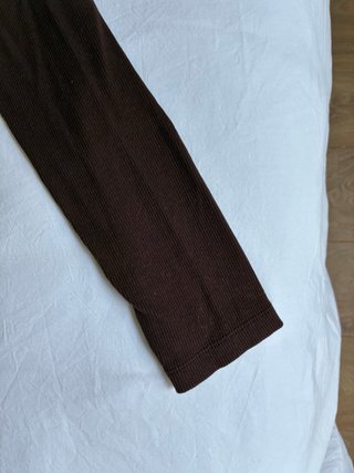 Camiseta Zara canalé manga larga marrón