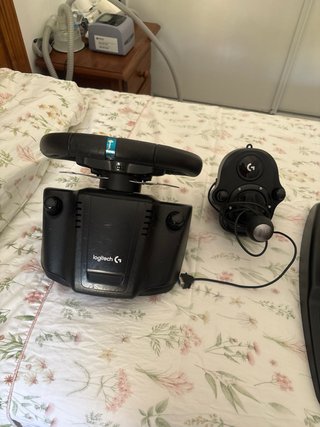 Volante Logitech con Pedales y Palanca