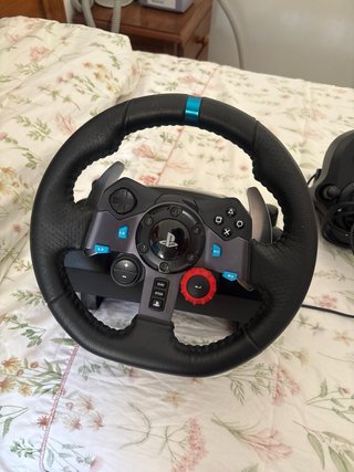 Volante Logitech con Pedales y Palanca