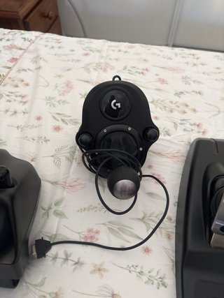 Volante Logitech con Pedales y Palanca