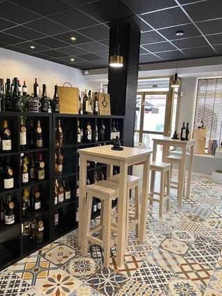 Sillas mesas cocina salon.Barricas.Mobiliario bar.
