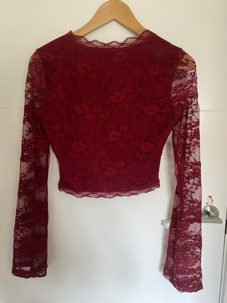 Camiseta roja encaje manga larga