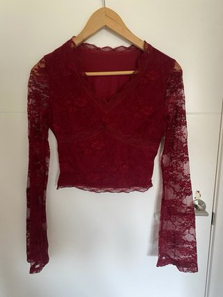 Camiseta roja encaje manga larga