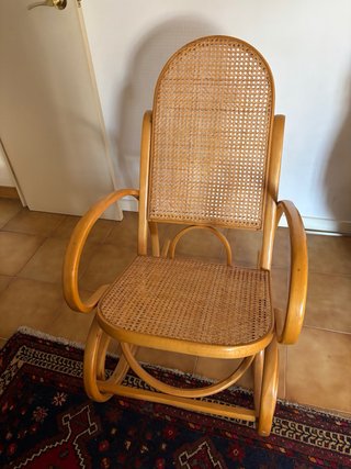 Silla mecedora de ratán y madera