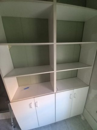 Estantería modular de madera blanca