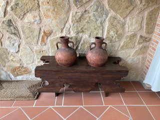 Tinajas de cerámica y madera