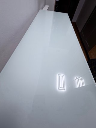 Escritorio blanco con tapa de cristal