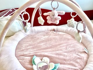 Manta de actividades para bebé con arco
