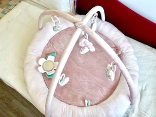 Manta de actividades para bebé con arco