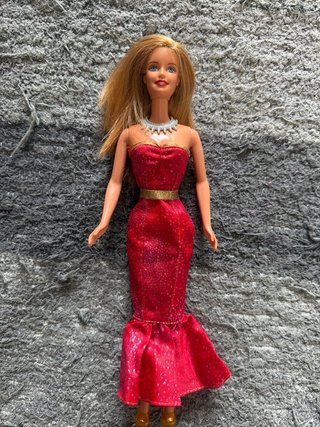 Muñeca Barbie con vestido rojo