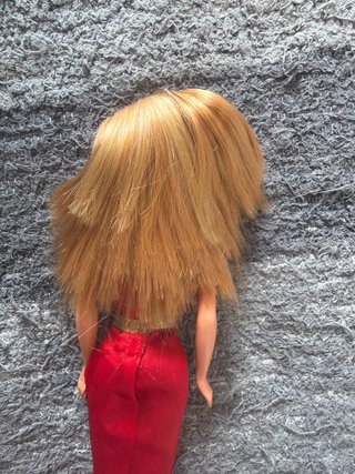 Muñeca Barbie con vestido rojo