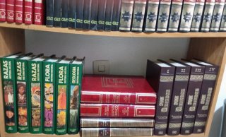 Libros.9 colecciones completas incluyendo mueble.