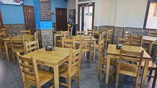 Mobiliario bar. Sillas mesas cocina salon.Madera