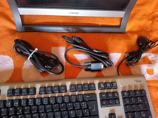 Pantalla Sony + Teclado y Cables